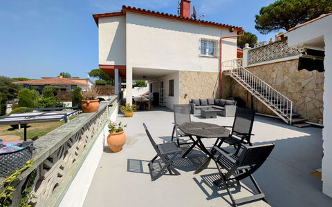 Style: Balcony, Shade, Villa, Outdoor Furniture, Outdoor Structure, Courtyard, Hacienda