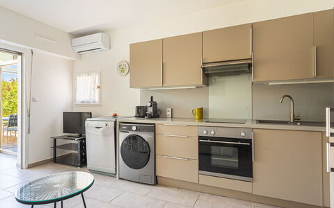 Les Marines du Levant: Kitchen Appliance, Major Appliance, Kitchen, Flooring, Home Appliance, Interior Design, Cabinetry, Countertop, Floor, Furniture