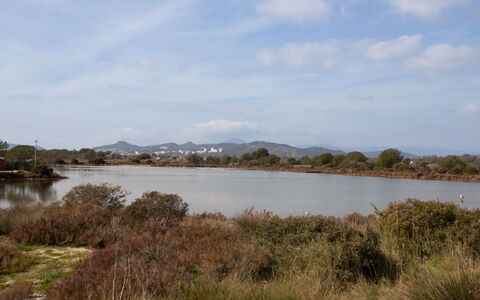 Les Marines du Levant: Sky, Water, Water Resources, Body Of Water, Natural Environment, Natural Landscape, Bank, Horizon, Ecoregion, Lake