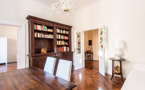 Silla: Property, Room, Furniture, Wood Flooring, Floor, Interior Design, Building, Hardwood, Ceiling, Real Estate
