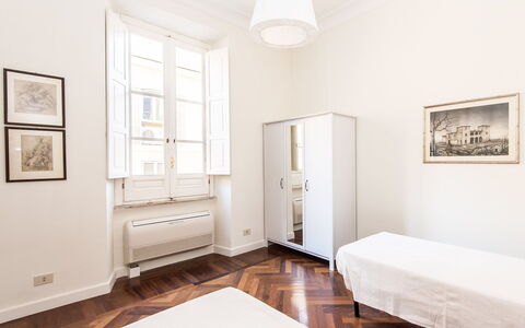 Silla: Room, White, Property, Furniture, Interior Design, Floor, Bedroom, Bed, Ceiling, House