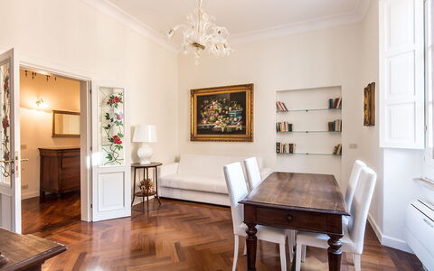 Silla: Room, Property, Furniture, Interior Design, Floor, Wood Flooring, Dining Room, Building, Ceiling, Hardwood