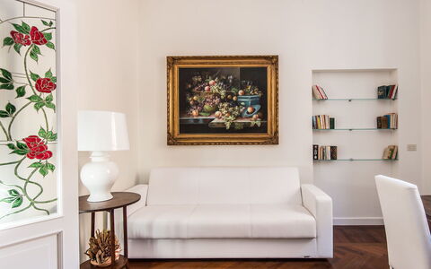 Silla: Furniture, White, Room, Interior Design, Living Room, Wall, Floor, Property, Couch, Lighting