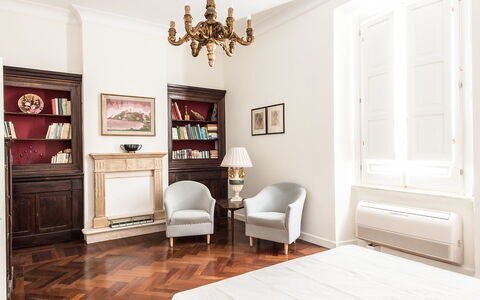 Silla: Room, Furniture, Property, Interior Design, Ceiling, Floor, Building, House, Wood Flooring, Chandelier
