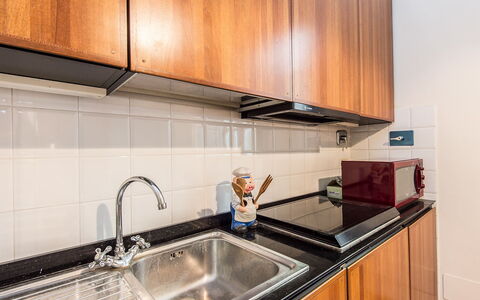 Silla: Countertop, Cabinetry, Kitchen, Property, Room, Sink, Tap, Tile, Interior Design, Furniture