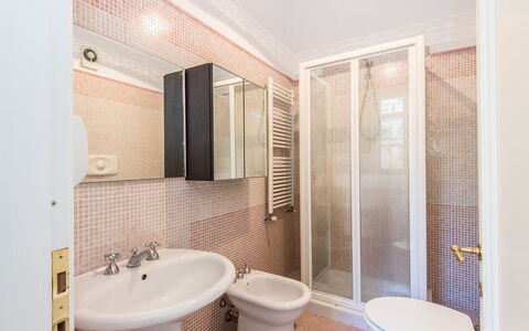 Silla: Bathroom, Property, Room, Real Estate, Interior Design, House, Building, Architecture, Tile, Floor
