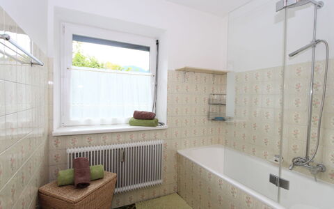 Am Ziller: Bathtub, Property, Window, Bathroom, Plumbing Fixture, Tap, Interior Design, Wood, Flooring, Floor