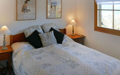 Chalet Didi: Bedroom, Bed, Room, Furniture, Property, Bed Sheet, Bed Frame, Bedding, Floor, Interior Design