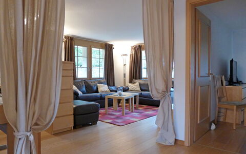 Kandersteg 310: Room, Property, Furniture, Curtain, Building, Floor, Interior Design, Suite, Hardwood, Laminate Flooring