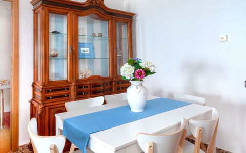 Albatros: Flower, Table, Furniture, Plant, Property, Photograph, Vase, Decoration, Azure, Building