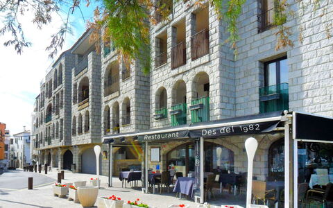 Albatros: Building, Property, Mixed-Use, Neighbourhood, Architecture, Town, House, City, Human Settlement, Real Estate