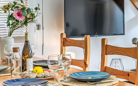 Village du Port: Furniture, Tableware, Table, Interior Design, Serveware, Chair, Kitchen & Dining Room Table, Dining Room, Plate, Dishware
