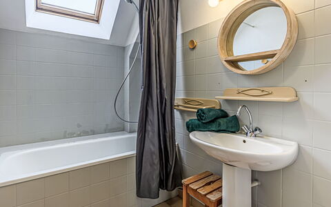 Village du Port: Bathroom, Plumbing Fixture, Flooring, Interior Design, Floor, Tap, Sink, Bathroom Sink, Plumbing, Room