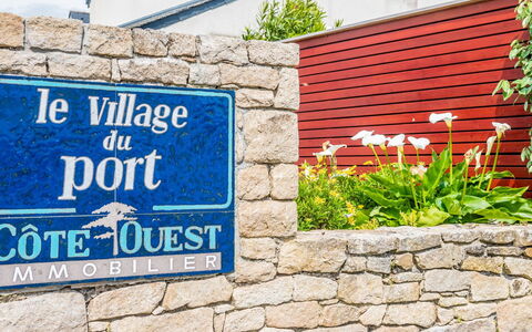 Village du Port: Plant, Daytime, Property, Building, Window, Brickwork, Wood, Architecture, Brick, Rectangle