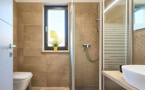 Grande: Tap, Plumbing Fixture, Property, Bathroom Sink, Plant, Building, Bathroom, Sink, Mirror