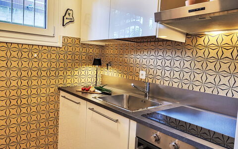 App. Castausio 26: Flooring, Kitchen, Interior Design, Floor, Tile, Countertop, Major Appliance, Cabinetry, Plumbing, Kitchen Stove
