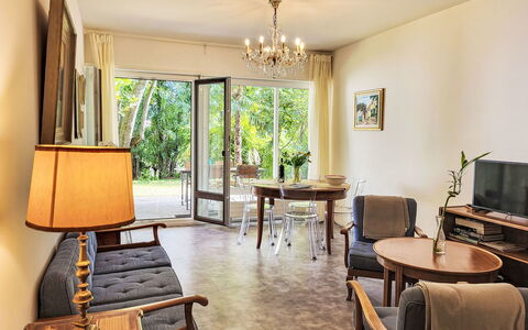 App. Castausio 26: Furniture, Interior Design, Flooring, Wood, Floor, Ceiling, Chair, Room, Lighting, Living Room