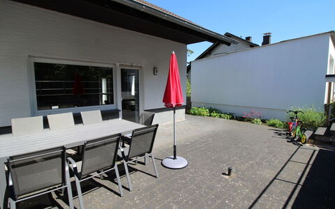 Eifelnatur (Haus 3): Sky, Building, Shade, Architecture, Interior Design, Window, Flooring, Plant, Floor, Wall