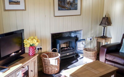 Gaskbeg 100.1: Living Room, Room, Property, Furniture, Fireplace, Interior Design, Hearth, Building, House, Table