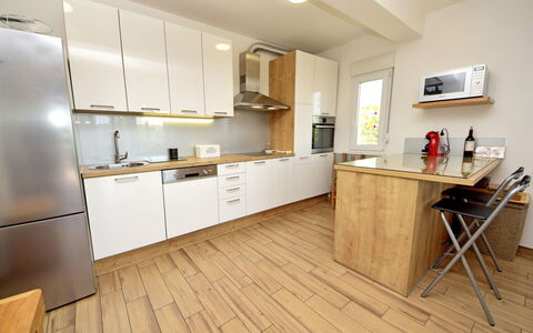 Stella Kastela: Room, Furniture, Property, Countertop, Floor, Kitchen, Interior Design, Wood Flooring, Cabinetry, Building