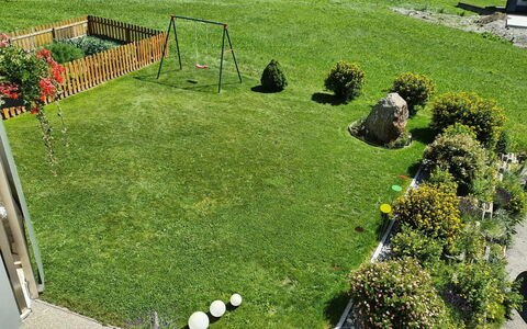 Haus Artemis: Grass, Garden, Shrub, Lawn, Backyard, Groundcover, Yard, Landscaping, Artificial Turf