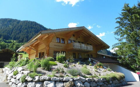 Majelas Heiti: Sky, Plant, Cloud, Natural Landscape, Tree, House, Cottage, Building, Mountain, Landscape