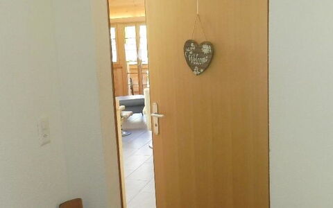 Majelas Heiti: Door, Wood, Building, Floor, Home Door, Flooring, Hardwood