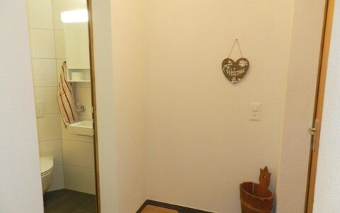 Majelas Heiti: Property, Wood, Interior Design, Floor, Door, Flooring, House, Hardwood, Home Door