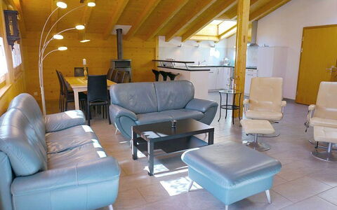 Majelas Heiti: Furniture, Comfort, Couch, Shade, Architecture, Living Room, Interior Design, Floor, Studio Couch, Table