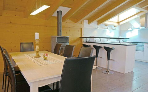 Majelas Heiti: Furniture, Table, Chair, Building, Wood, Flooring, Kitchen, Floor, Wall, Kitchen & Dining Room Table