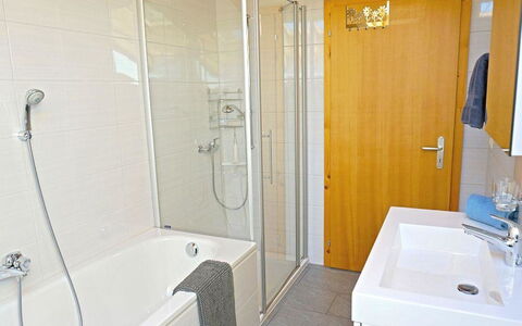 Majelas Heiti: Plumbing Fixture, Property, Sink, Tap, Shower, Shower Head, Bathroom, Shower Bar, Mirror