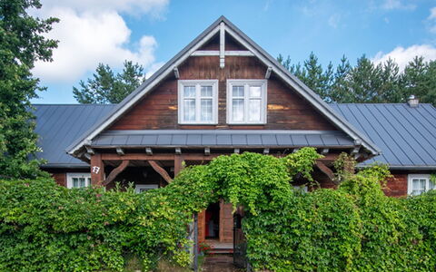 Bursztynowy Dwór: Building, Window, House, Roof, Home, Cottage, Shrub, Architecture, Siding