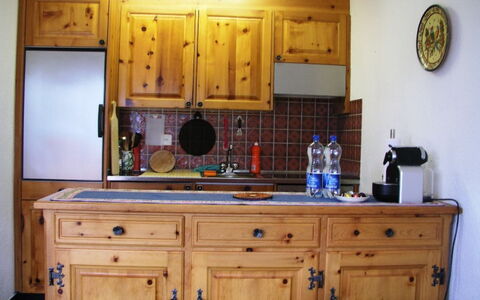 Ferienwohnung Köppel: Cabinetry, Property, Furniture, Countertop, Wood, Drawer, Building, Interior Design, Wood Stain, Yellow