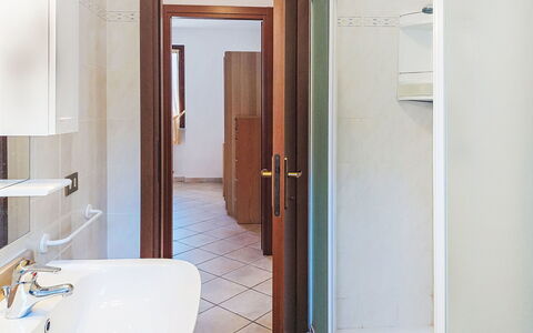 La Rocca: Flooring, Wood, Floor, Interior Design, Plumbing Fixture, Door, Ceiling, Room, Plumbing, Bathroom
