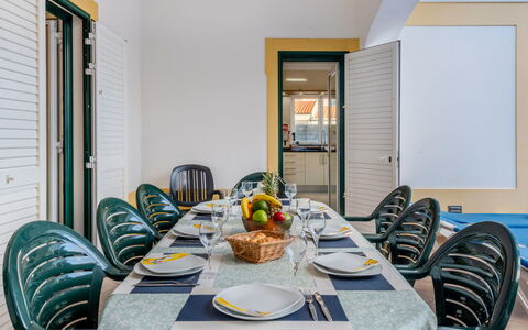 Colibri: Furniture, Interior Design, Flooring, Table, Chair, Floor, Kitchen & Dining Room Table, Ceiling, Dining Room, Restaurant