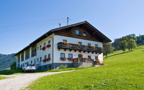 Glatzbichl: Sky, Plant, Window, Building, Tree, Natural Landscape, Land Lot, Slope, Grass, Cottage