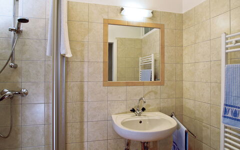 Glatzbichl: Bathroom, Property, Room, Tile, Tap, Plumbing Fixture, Wall, Interior Design, Architecture, Bathroom Accessory