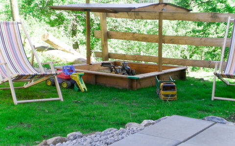 Lehen: Plant, Property, Furniture, Table, Outdoor Table, Outdoor Furniture, Shade, Wood, Grass, Leisure