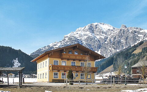 Gruber: Sky, Mountain, Building, Snow, Property, Cloud, Window, Natural Landscape, House, Slope