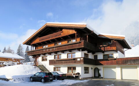 Alpbach 633: Sky, Cloud, Building, Wheel, Snow, Car, Window, House, Architecture