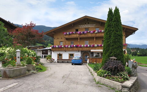 Punggerhof: Property, Building, House, Real Estate, Home, Sky, Estate, Architecture, Residential Area, Tree