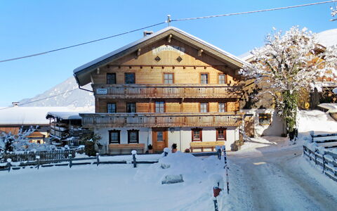 Zell am Ziller 608: Sky, Snow, Building, Window, Slope, Tree, House, Residential Area, Roof, Landscape