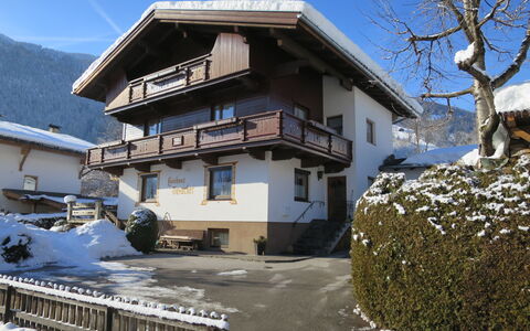 Landhaus Taxacher: Sky, Building, Snow, Window, House, Slope, Wood, Tree, Cottage, Freezing