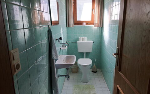 Landhaus Taxacher: Property, Sink, Window, Plumbing Fixture, Bathroom, Building, Toilet Seat, Toilet, Interior Design