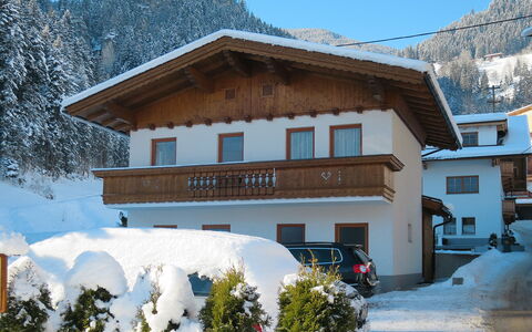 Ratschnhäusl: Building, Snow, Sky, Plant, Property, Mountain, Window, White, Nature, House