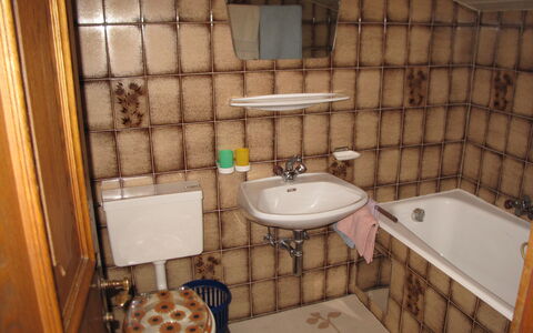 Mathoy: Brown, Tap, Plumbing Fixture, Property, Bathtub, Sink, Bathroom Sink, Bathroom, Purple, Interior Design
