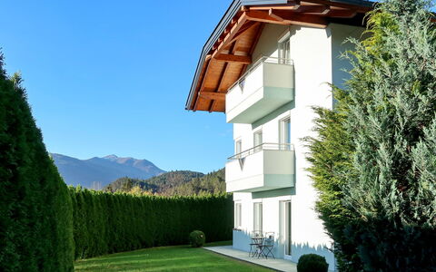 Frisch: Plant, Sky, Building, Property, Green, Nature, Vegetation, Window, Grass, Land Lot