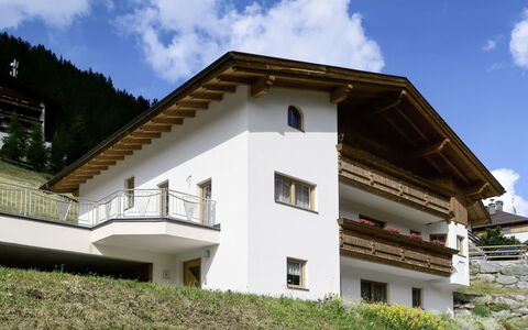 Bergkristall: Cloud, Sky, Building, Plant, Window, House, Land Lot, Cottage, Slope