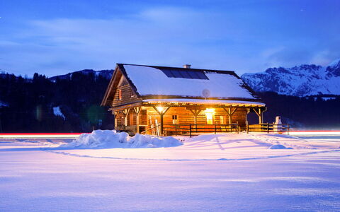 Steiners Blockhütte: Cloud, Sky, Snow, Building, Blue, Natural Landscape, Mountain, Slope, House, Tree
