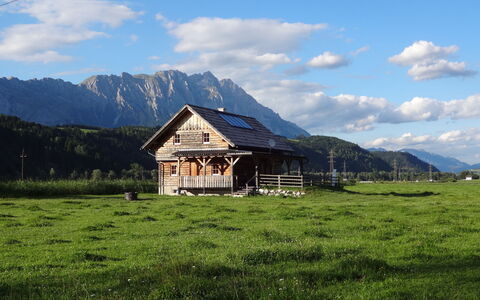 Steiners Blockhütte: Cloud, Sky, Mountain, Plant, Building, Natural Landscape, Tree, Land Lot, Highland, Grass